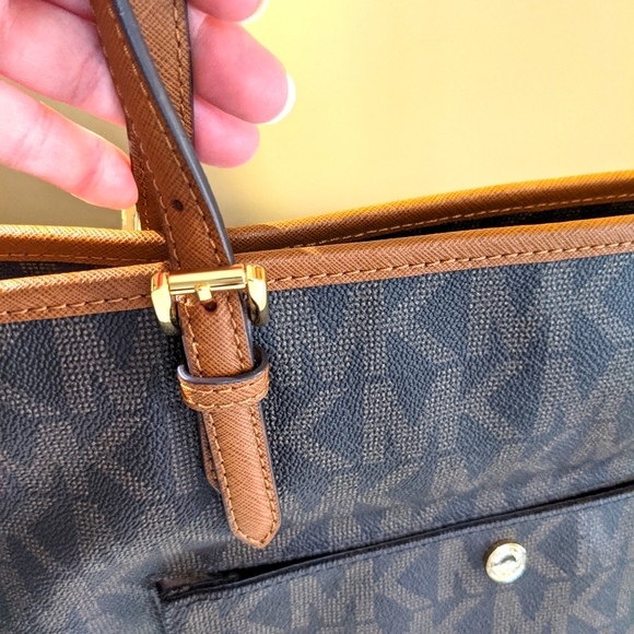 Michael Kors Jet Set Large Snap Pocket Tote - Picture 10 of 13